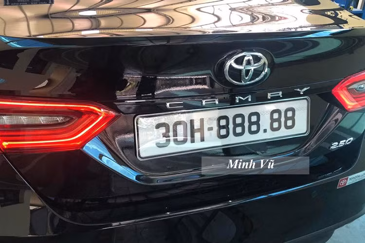 Chiếc xe may mắn có được biển số 30F-88888 này là Toyota Camry màu đen, thuộc phiên bản 2.5Q, giá xe Toyota Camry 2.5Q 2022 hiện bán chính hãng là 1,235 tỷ đồng. Sau khi hoàn thiện các thủ tục để lăn bánh, mỗi chủ xe sẽ phải tốn một khoản tiền khoảng 1,5 tỷ đồng.