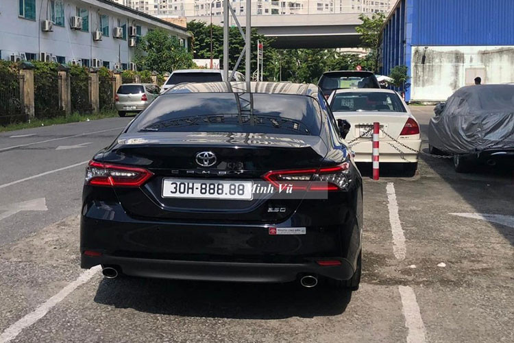 Toyota Camry 2.5Q 2022 sử dụng động cơ I4 2.5L cho công suất 181 mã lực, mô-men xoắn cực đại 231Nm, đi kèm hộp số tự động 6 cấp. Theo nhiều đồn đoán, chủ xe ngay đã rao bán chiếc xe này với giá hơn 3 tỷ đồng vào thời điểm mới nhận biển - tuy nhiên vẫn chưa biết lý do vì sao chiếc xe lại có mặt tại showroom bán xe ở TP.HCM.