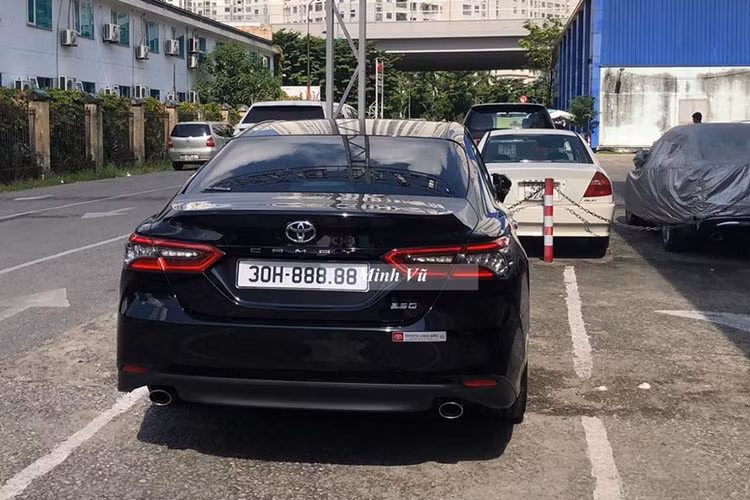Toyota Camry 2.5Q 2022 sử dụng động cơ I4 2.5L cho công suất 181 mã lực, mô-men xoắn cực đại 231Nm, đi kèm hộp số tự động 6 cấp. Theo nhiều đồn đoán, chủ xe ngay đã rao bán chiếc xe này với giá hơn 3 tỷ đồng vào thời điểm mới nhận biển - tuy nhiên vẫn chưa biết lý do vì sao chiếc xe lại có mặt tại showroom bán xe ở TP.HCM.
