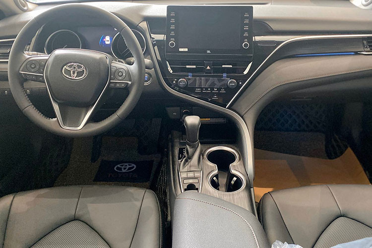 Với số tiền 3 tỷ đồng, nhiều khách hàng có thể nghĩ đến việc lựa chọn mua các xe Mercedes-Benz như GLC 200, GLC 300, E300, C180, C200 và C300 hay cả V250, Audi có các phiên bản của A4 và A6, BMW có thể mạnh dạn tìm hiểu các dòng 3, 4 và 5 Series hay X1, X2 và X3.