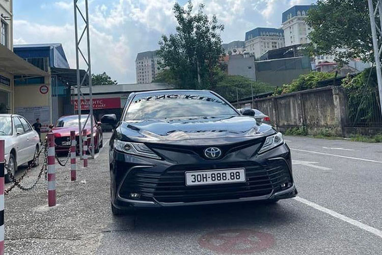 Gần đây việc Bộ Công an đề xuất người trúng đấu giá được giữ biển số đẹp khi bán xe cũng nhận được nhiều sự quan tâm, điều này giúp các chủ xe sang hay siêu xe sở hữu biển tứ quý và ngũ quý có thể yên tâm bán lại xe nhưng không phải mất đi chiếc biển số đẹp của mình.