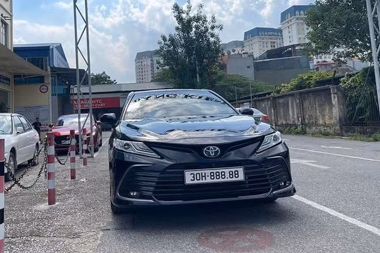 Gần đây việc Bộ Công an đề xuất người trúng đấu giá được giữ biển số đẹp khi bán xe cũng nhận được nhiều sự quan tâm, điều này giúp các chủ xe sang hay siêu xe sở hữu biển tứ quý và ngũ quý có thể yên tâm bán lại xe nhưng không phải mất đi chiếc biển số đẹp của mình.