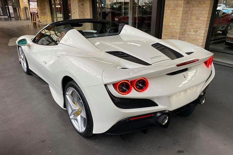 Bên ngoài, siêu xe mui trần Ferrari F8 Spider gây ấn tượng với thiết kế khỏe khoắn tương tự F8 Tributo. Điểm khác biệt của hai mẫu xe này đến từ việc mui xếp cứng trên Ferrari F8 Spider có thể đóng hoặc mở trong thời gian khoảng 14 giây. Bên cạnh đó là vách ngăn nhỏ bằng kính nằm ngay giữa hai ghế ngồi của Ferrari F8 Spider.