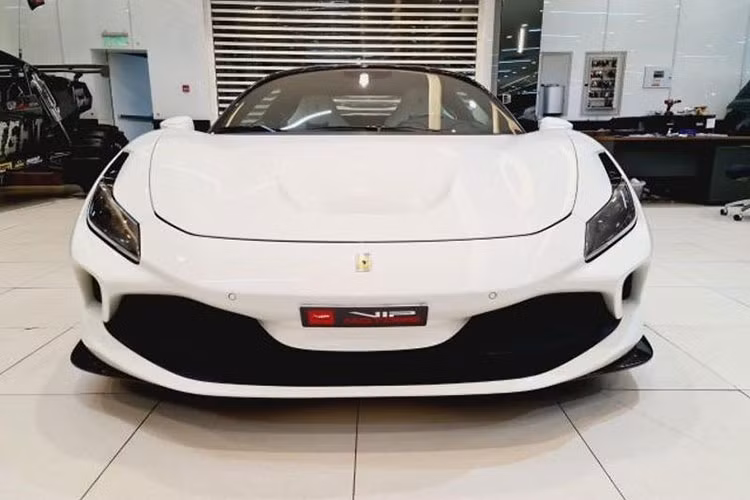 Phần mui xếp cứng trên Ferrari F8 Spider có thể đóng hoặc mở ngay cả khi xe đang lăn bánh, nhưng hãng siêu xe Ý vẫn khuyến khích khách hàng làm điều này khi tốc độ của xe dưới 50 km/h và vào ngày gió nhẹ. Điều này giúp mui xếp cứng của xe hoạt động hoàn hảo hơn.