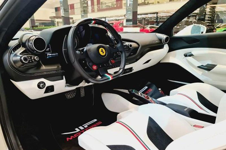 Việc thêm phần mui xếp cứng khiến Ferrari F8 Spider nặng hơn khoảng 70 kg so với F8 Tributo. Tuy nhiên, F8 Spider vẫn nhẹ hơn 20 kg so với người tiền nhiệm là Ferrari 488 Spider. Không chỉ nhẹ hơn,F8 Spider còn sở hữu thiết kế khí động học tốt và hiệu quả hơn 10% so với đàn anh 488 Spider. Có được điều đó là nhờ hốc gió S-Duct lấy cảm hứng từ xe Công thức 1 giống như Ferrari 488 Pista của F8 Spider.