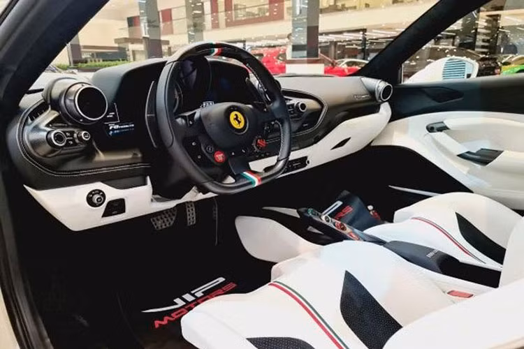 Việc thêm phần mui xếp cứng khiến Ferrari F8 Spider nặng hơn khoảng 70 kg so với F8 Tributo. Tuy nhiên, F8 Spider vẫn nhẹ hơn 20 kg so với người tiền nhiệm là Ferrari 488 Spider. Không chỉ nhẹ hơn,F8 Spider còn sở hữu thiết kế khí động học tốt và hiệu quả hơn 10% so với đàn anh 488 Spider. Có được điều đó là nhờ hốc gió S-Duct lấy cảm hứng từ xe Công thức 1 giống như Ferrari 488 Pista của F8 Spider.