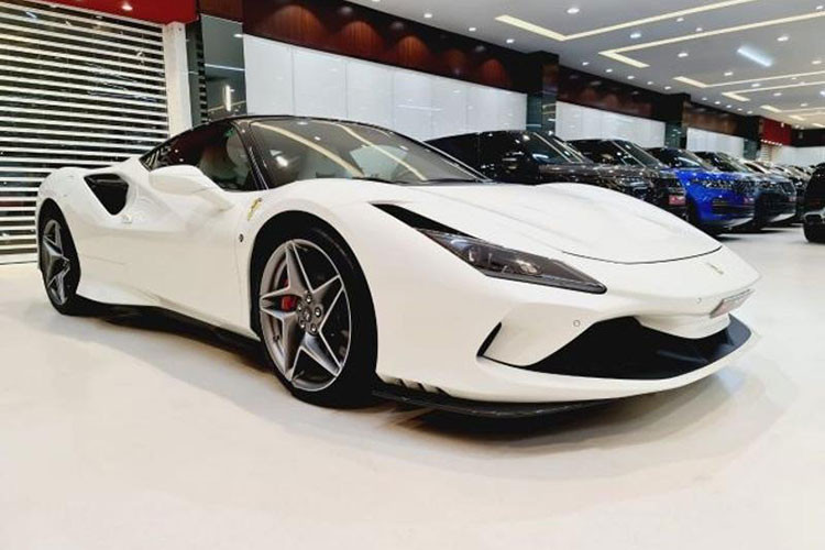 Mức giá xe Ferrari F8 Spider tại Việt Nam không được các địa lý nhập khẩu tư nhân tiết lộ. Tuy nhiên theo giới thạo siêu xe, mẫu xe mui trần này có giá không dưới 23 tỷ đồng sau khi hoàn thành các thủ tục ra biển số.