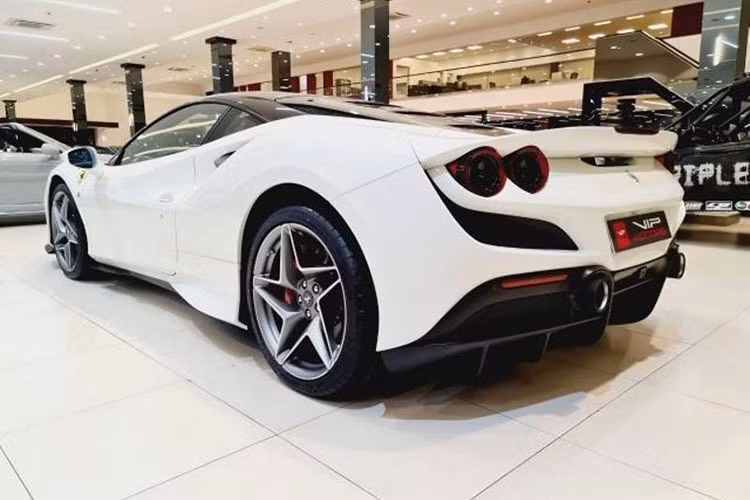 Sự có mặt của chiếc siêu xe này đã giúp cho bộ sưu tập Ferrari F8 tại Việt Nam tăng lên con số 6, chia đều cho 2 phiên bản là coupe mang tên gọi F8 Tributo và mui trần F8 Spider. Dự kiến, số lượng xe Ferrari F8 tại dải đất hình chữ S sẽ tăng lên con số 8 vào 2 tháng tới đây.