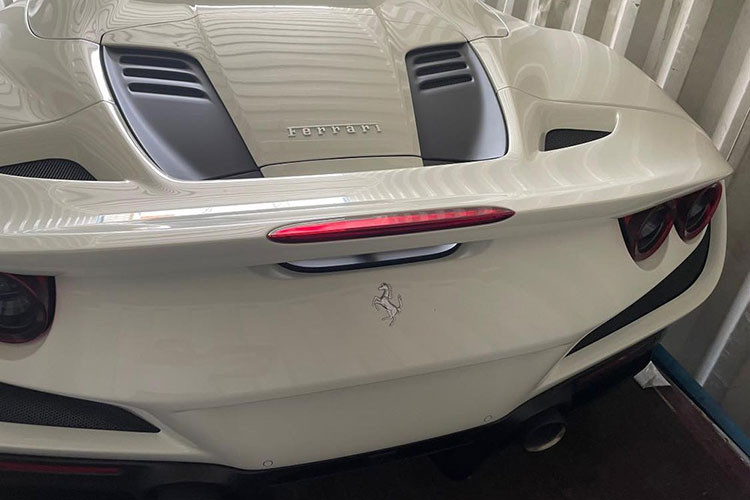 Như vậy, đây là chiếc siêu xe Ferrari F8 Spider mui trần thứ 3 được mang về Việt Nam, 2 chiếc trước đó mang màu vàng và đỏ. Cả 3 chiếc Ferrari F8 Spider tại dải đất hình chữ S đều được nhập khẩu không chính hãng.