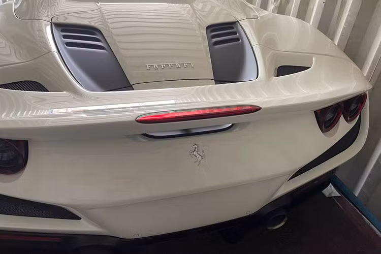 Như vậy, đây là chiếc siêu xe Ferrari F8 Spider mui trần thứ 3 được mang về Việt Nam, 2 chiếc trước đó mang màu vàng và đỏ. Cả 3 chiếc Ferrari F8 Spider tại dải đất hình chữ S đều được nhập khẩu không chính hãng.