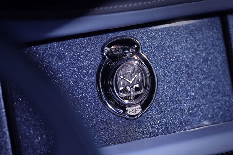 Ngoài ra, cặp đôi đồng hồ Bovet Tourbillon Boat Tail còn được chế tác cả biểu tượng Spirit of Ecstasy rất đặc trưng của Rolls-Royce. Thiết kế mặt sau hai chiếc đồng hồ có tính cá nhân hoá rõ ràng hơn. Chiếc đồng hồ của quý ông có mặt số bằng đá Aventurine, được sắp xếp dựa theo vị trí các vì sao trên bầu trời đêm tại đúng nơi sinh và ngày sinh của chủ nhân.