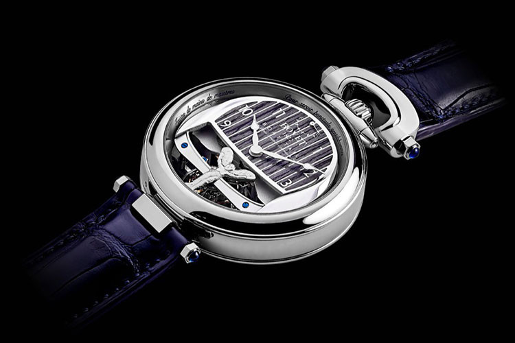 Trong khi đó, phiên bản đồng hồ dành cho nữ chủ nhân được trang trí công phu bằng một bức tranh thu nhỏ có hình một bó hoa trên mặt số khảm xà cừ. Thiết kế này là một họa tiết truyền thống của Bovet 1822, được chủ nhân đích thân lựa chọn và cá nhân hóa theo yêu cầu.