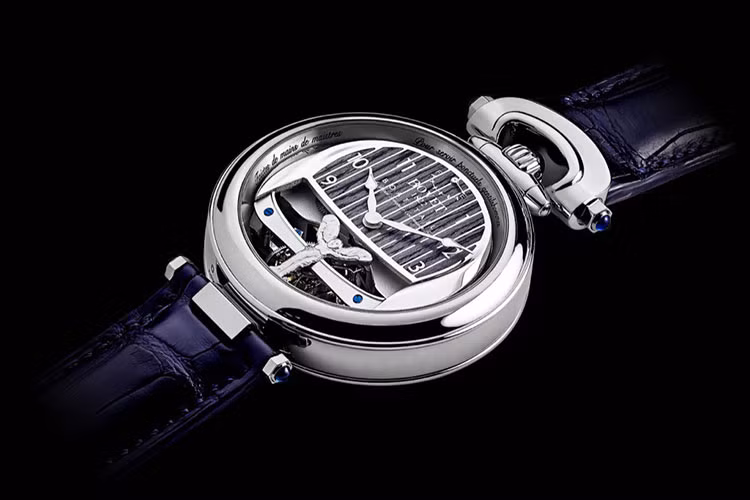 Trong khi đó, phiên bản đồng hồ dành cho nữ chủ nhân được trang trí công phu bằng một bức tranh thu nhỏ có hình một bó hoa trên mặt số khảm xà cừ. Thiết kế này là một họa tiết truyền thống của Bovet 1822, được chủ nhân đích thân lựa chọn và cá nhân hóa theo yêu cầu.