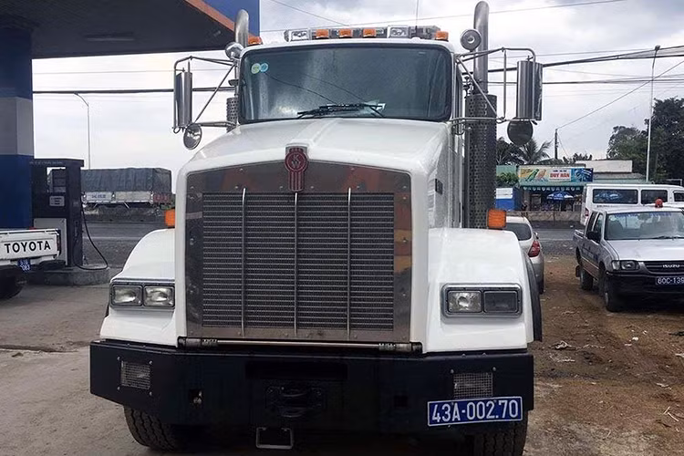 Điểm đặc biệt của chiếc xe cứu hộ đặc biệt này chính là việc được thiết kế thêm cần cẩu ngang để có thể kéo dắt xe tai nạn cần cứu hộ đi song song bên cạnh, chứ không chỉ kéo dọc thẳng hàng như các mẫu xe cứu hộ thông thường hiện nay. Giá trị ước tính của xe vào khoảng 22 tỷ đồng.