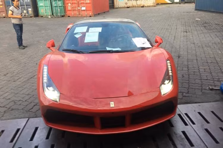 Trong những ngày đầu năm mới 2019, một công ty nhập khẩu tư nhân tại TP HCM đã "đập thùng" chiếc siêu xe Ferrari 488 GTB. Đây cũng là siêu xe đầu tiên về Việt Nam trong năm 2019. 488 GTB mới được đưa về nước vào chiều ngày 3/1/2019 mang màu sơn đỏ rực, đây là bộ áo đã có không dưới 4 chiếc 488 GTB tại Việt Nam đã khoác lên mình trước đó.