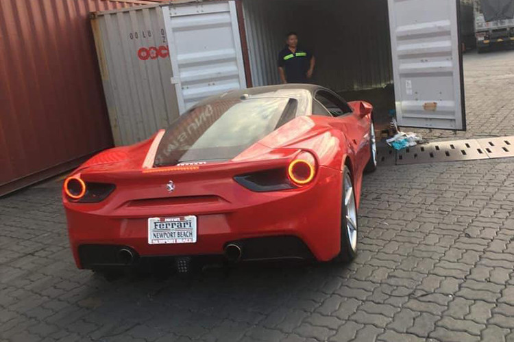 Chiếc siêu xe Ferrari 488 GTB mới về Việt Nam trong năm 2019 còn có các chi tiết bằng sợi carbon và bộ mâm 5 chấu đơn sơn màu bạc. Phần đuôi cũng đơn giải với hai đèn hậu và hai ống pô đối xứng qua trục trung tâm. Đèn báo lùi kiểu xe F1 cũng được đặt trở trung tâm cản sau.