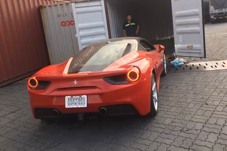 Chiếc siêu xe Ferrari 488 GTB mới về Việt Nam trong năm 2019 còn có các chi tiết bằng sợi carbon và bộ mâm 5 chấu đơn sơn màu bạc. Phần đuôi cũng đơn giải với hai đèn hậu và hai ống pô đối xứng qua trục trung tâm. Đèn báo lùi kiểu xe F1 cũng được đặt trở trung tâm cản sau.