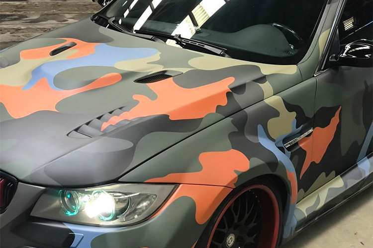 Nắp ca-pô với những đường gợn và hốc lấy gió vào làm mát động cơ khá hầm hố. Hai chính chiếu hậu được sơn đen bóng và cánh gió cỡ lớn được gắn phía sau xe theo phong cách xe đua đường phố.