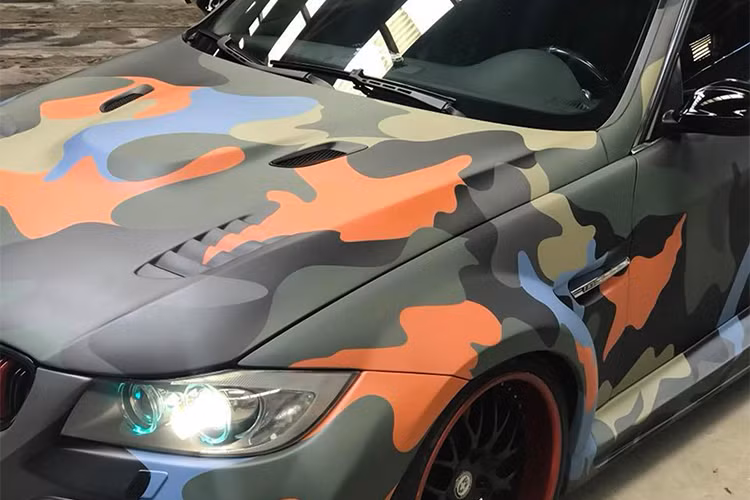 Nắp ca-pô với những đường gợn và hốc lấy gió vào làm mát động cơ khá hầm hố. Hai chính chiếu hậu được sơn đen bóng và cánh gió cỡ lớn được gắn phía sau xe theo phong cách xe đua đường phố.