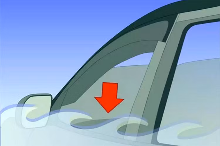 Trong nhiều nghiên cứu thực tế tại Mỹ chỉ ra rằng, khi một chiếc ôtô bị rơi xuống nước, hệ thống điện của chiếc xe còn hoạt động được khoảng tối đa là 3 phút trước khi chìm hẳn. Đây là một điểm rất quan trọng có thể cứu sống bạn. Lúc này hãy nghĩ đến việc mở cửa kính (hoặc cửa sổ trời nếu có) để thoát ra ngoài. Lưu ý rằng không được cố mở cửa ra vào vì việc này sẽ nhấn chìm chiếc xe cùng những hành khách ở hàng ghế sau bởi nước vào được trong xe nhanh hơn và lôi chiếc xe xuống sâu nhanh hơn.