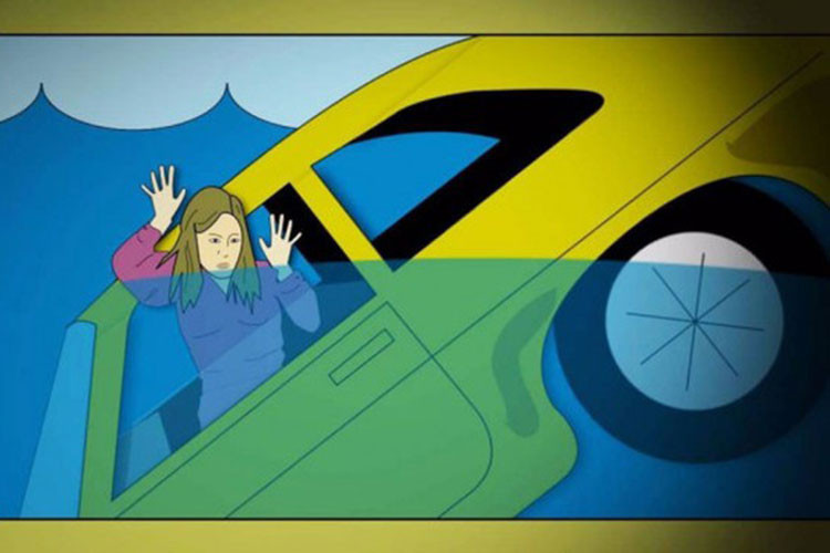 Trong trường hợp hệ thống điện không thể mở được cửa kính, bạn hãy các vật nặng có đầu nhọn để đập kính lái; một cái khóa, kìm, tuốc-nơ-vít, dùng gót chân, thậm chí cả giày cao gót… Một chiếc búa chuyên dụng là phương án tối ưu. Nên đập cửa kính bên hoặc kính sau, vì kính lái luôn an toàn nhất với nhiều lớp kết dính bằng keo chuyên dụng.