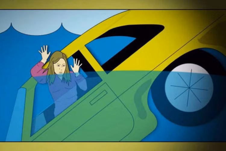 Trong trường hợp hệ thống điện không thể mở được cửa kính, bạn hãy các vật nặng có đầu nhọn để đập kính lái; một cái khóa, kìm, tuốc-nơ-vít, dùng gót chân, thậm chí cả giày cao gót… Một chiếc búa chuyên dụng là phương án tối ưu. Nên đập cửa kính bên hoặc kính sau, vì kính lái luôn an toàn nhất với nhiều lớp kết dính bằng keo chuyên dụng.