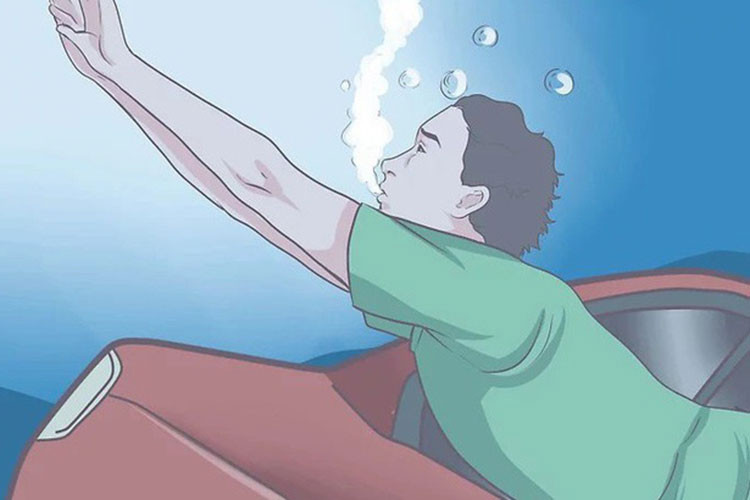 Nếu như không thể phá vỡ cửa kính xe ngập nước, việc bạn cần làm là phải thật bình tĩnh đợi mực nước vào trong xe đến ngang ngực rồi hít một hơi dưỡng khí thật dài. Đến khi nước vào đầy bên trong xe, áp suất sẽ được cân bằng giữa trong/ngoài, là lúc bạn có thể mở cửa thoát ra ngoài. Hãy cố gắng để tay ở khóa cửa để sẵn sang mở ra khi đến thời điểm mở được cửa.