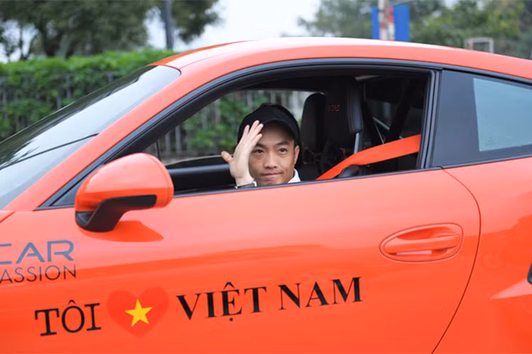 Với việc mua 911 GT3 RS, đại gia siêu xe Cường Đô la sở hữu bộ sưu tập siêu xe bao gồm; Lamborghini Huracan, Ferrari F12 hay những chiếc xe Đức như Mercedes GTS, Mercedes C63 AMG... Tuy nhiên, đây là chiếc Porches duy nhất trong bộ sưu tập siêu xe của tay chơi có tiếng này.