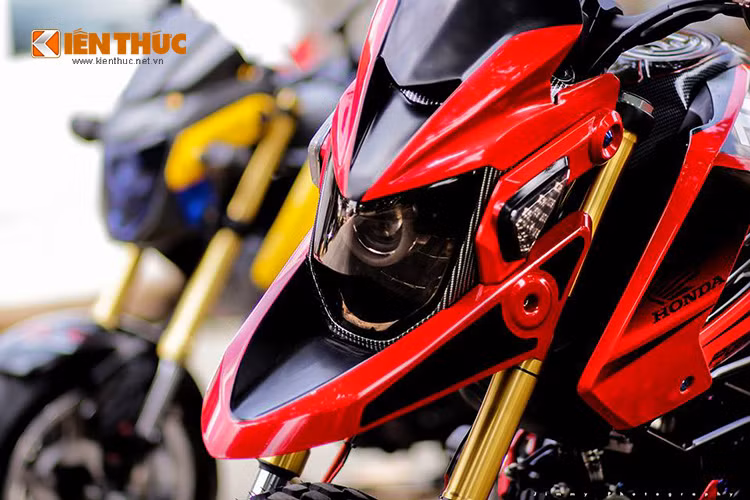 Đầu xe được độ lại với hai bên đèn led, chính giữa là bóng đèn bi xenon.