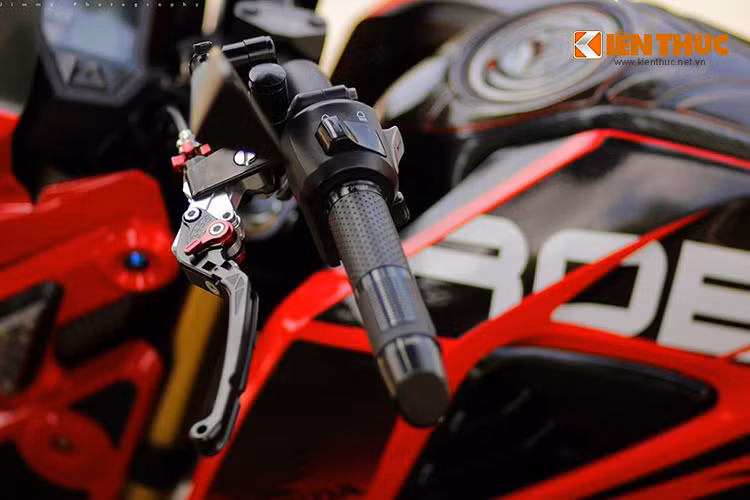 Tay nắm của xe được thay mới, bên cạnh đó tay phanh, tay côn cũng được trang bị bằng loại tay hàng hiệu cho xe độ.