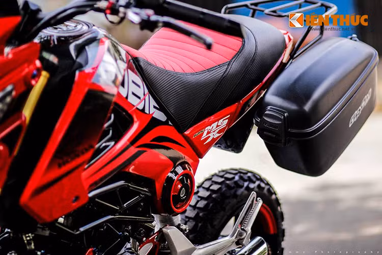 Yêu thích những cung đường, vì vậy chiếc xế phong cách Touring còn trang bị một cốp để đồ phía sau bên trái, không phải là hai thùng như nhiều mẫu xe khác .