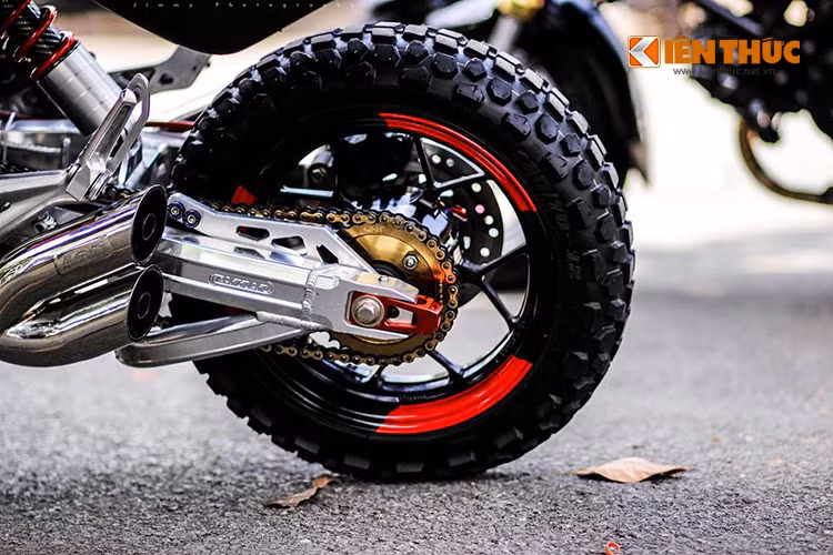 Xe được nâng thụt sau và làm mới, đi kèm với đó là pô kép 4 nòng hai bên full system. Bộ gắp sau cũng được chủ nhân độ lại với gắp thương hiệu được nhập về từ Thái Lan. 