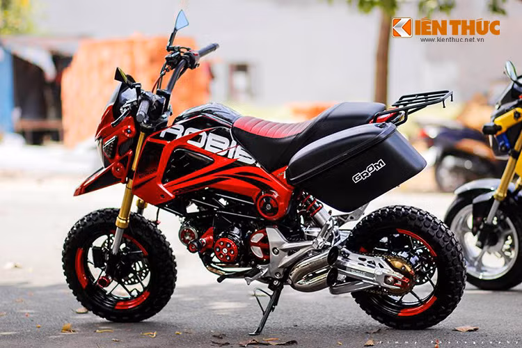 Yên xe cũng là loại yên mềm mới mang hai màu đỏ và đen. Xe còn được trang bị thêm một tay xách phía sau để chở đồ.