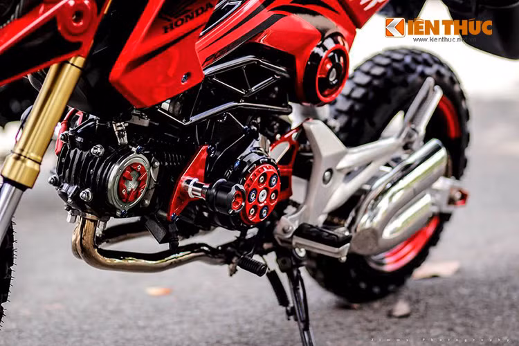 Xe trang bị chống đổ lốc máy, ốp lốc nồi của Mutaru cùng nhiều phụ kiện đi kèm. Máy xe nguyên bản 125cc cũng được đôn lên mạnh mẽ hơn, phù hợp cho những chuyến phượt đa địa hình.