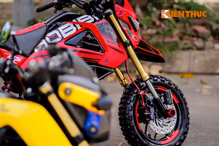 Giảm sóc của xe được thay mới, dàn nhựa ốp sườn hai bên cùng phần đầu mang hình bóng của chủ nhân với chữ ROBIBI (nick name của nữ biker)