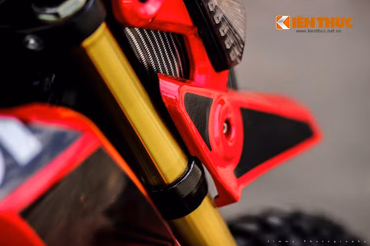 Phần đầu xe được độ chế giống chiếc Ducati Hyperstrada thu nhỏ, màu sơn chính của xe vẫn là màu đỏ tươi.