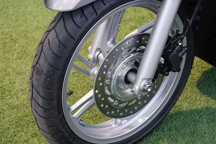 Hệ thống treo trước có phuộc ống lồng đường kính 35 mm và giảm xóc đôi phía sau với cánh tay đòn bằng nhôm đúc liên kết Oleo-Link dưới động cơ. Lốp xe có kích thước 110/70 - 16 ở phía trước và 130 / 70 - 16 ở phía sau, hệ thống phanh ABS hai kênh là tiêu chuẩn trên phanh đĩa đơn 256 mm ở phía trước và 240 mm ở phía sau.