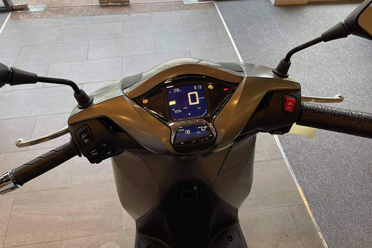 Một nâng cấp trên SH350i hoàn toàn mới được khá nhiều người dùng tại Việt Nam hài lòng đó chính là màn hình điện tử được cải tiến so với SH300i trước đây. Màn hình mới trên Honda SH giờ đây thay thế hoàn toàn kiểu đồng hồ kim truyền thống trước đó.