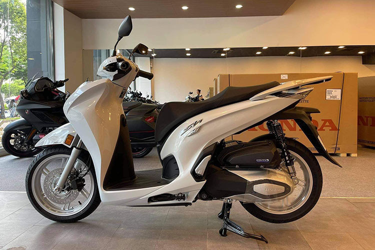 Thân bướm ga tăng từ 34 lên 36 mm, các van cũng tăng từ 27 lên 28 mm, các ống hút và ống xả đã được sửa đổi hoàn toàn. Hệ thống ống xả cũng có thiết kế hoàn toàn mới, với một ống dẫn thẳng thay vì cong như trên 300 và một ống giảm thanh gồm hai buồng thay vì ba.