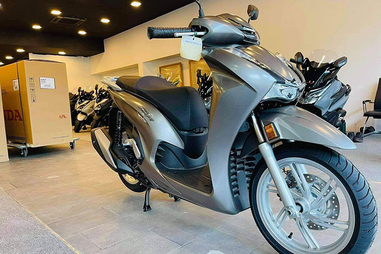 Mẫu xe ga Honda SH350i 2021 mới được ra mắt nhằm thay thế phiên bản SH300 hiện tại, nhưng về ngoại hình nó lại thừa hưởng khá nhiều đường nét thiết kế từ “đàn em” SH125i/150i 2020.