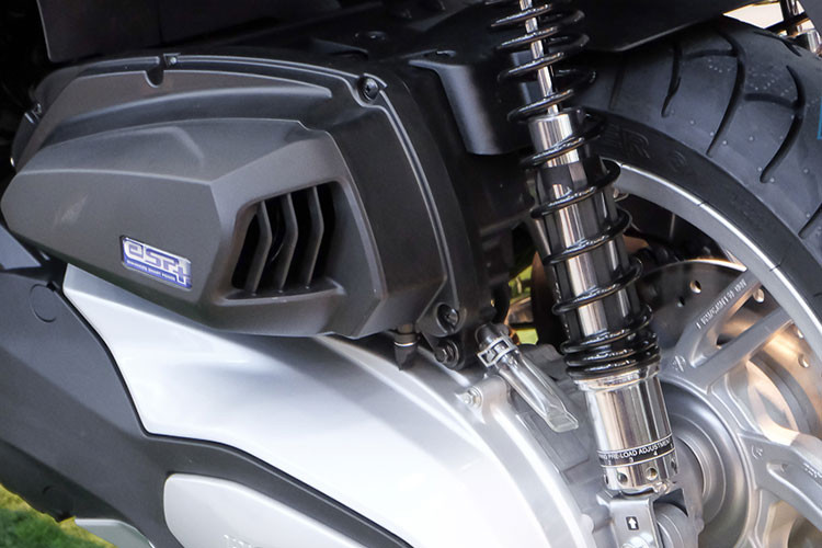 Honda SH350i vẫn dùng kiểu động cơ cũ, nhưng được nâng dung tích thêm 51 phân khối. Từ đó kéo theo tăng công suất máy từ 25,2 mã lực tại 7.500 v/ph và 25,5 Nm mô-men xoắn tại 5.000 v/ph trước đó, lên thành 29,3 mã lực tại tua máy 7.000 vòng/phút và 35 Nm từ 5.250 vòng/phút.