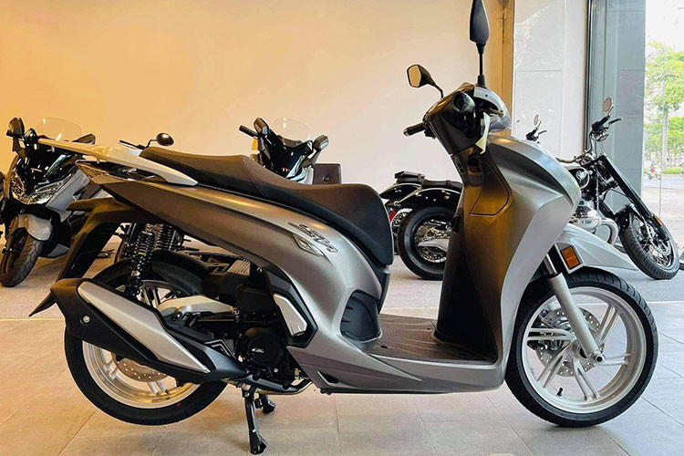 Kích thước tổng thể của mẫu xe ga Honda SH350i 2021 mới là 2.160 x 742 x 1.161 mm (dài x rộng x cao), trọng lượng 174 kg. So với "đàn anh" Honda SH300i đang được bán tại Việt Nam thì SH350i dài hơn 30 mm, rộng hơn 12 mm, nhưng thấp hơn 34 mm.