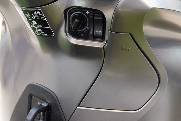 Tương tự những mẫu xe sau này của Honda, SH350i đã không còn công tắc đèn chiếu sáng, đồng nghĩa với việc đèn luôn trong trạng thái bật khi người lái khởi động xe. Xe vẫn được trang bị chìa khóa thông minh chống trộm smartkey. Bên cạnh ổ khóa được Honda trang bị thêm một hộc chứa đồ nhỏ đựng các vật dụng như ví tiền hay chìa khoá...