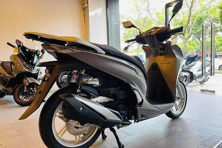 Sàn xe nơi để chân người lái phẳng cổ điển của dòng xe SH tạo điều kiện thuận lợi cho việc vận chuyển hay sử dụng nhiều mục đích khác nhau. Khung xe đã được sửa đổi về vật liệu, kích thước và độ dày của ống được nâng cao, cải thiện sự ổn định và thoải mái ở tốc độ cao, giảm trọng lượng.