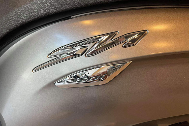 Yên xe SH350i được thiết kế dạng 2 tầng, vị trí người ngồi lái có chiều cao 805 mm.Hộc đựng đồ dưới yên có thể chứa được một mũ bảo hiểm cả đầu và chiều cao yên xe là 805 mm. Tại đây cũng có một ổ cắm USB Type-C để dễ dàng sạc thiết bị di động.