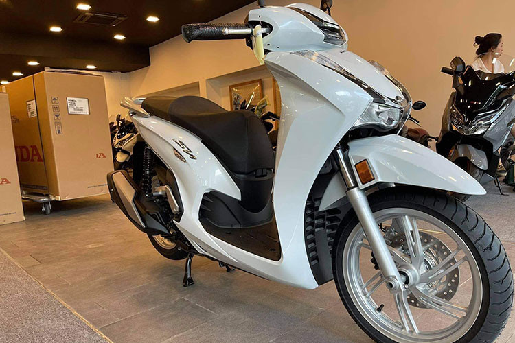 Hệ thống kiểm soát lực kéo HSTC vẫn được trang bị, có thể tắt bật và được trang bị đèn báo bật sáng khi hệ thống được kích hoạt. Động cơ mới đạt tiêu chuẩn Euro 5, SH350i tự hào có mức tiêu thụ trung bình 30 km/l. Mức giá xe Honda SH350i 2021 đang được công ty nhập khẩu tư nhân chào bán khoảng hơn 360 triệu đồng.