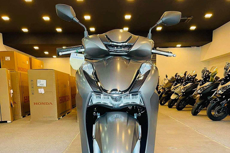 Thiết kế có nhiều thay đổi nhưng vẫn mang phong cách đặc trưng của SH. Honda SH350i hoàn toàn mới được chia sẻ nhiều thiết kế từ đàn em SH125/150i đang được lắp ráp và bán ra tại Việt Nam. Giống như SH 150/125i, phần đèn pha LED trên đầu xe nay cũng nhường lại vị trí cho đèn định vị dạng LED bổ sung thêm chi tiết kim loại mạ chrome trang trí.