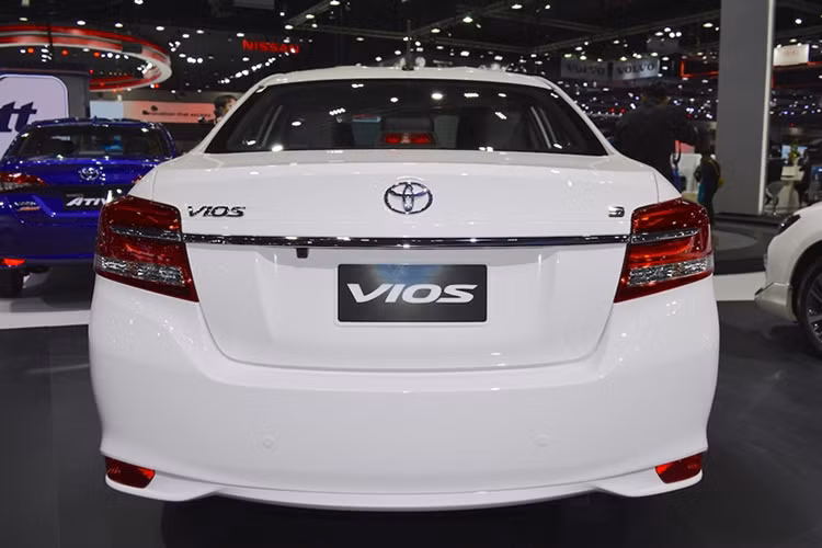 Phần đuôi xe cũng được hãng làm mới mang đến sự trẻ trung và năng động. Cụm đèn hậu trông khá giống với thiết kế của mẫu xe Camry, một thanh ngang mạ crôm sáng chạy dài trên nắp ca-pô, đi kèm là logo đính giữa. Cản sau thiết kế lớn, ống xả giấu dưới gầm. Mâm xe hợp kim 5 chấu gồm hai tùy chọn kích thước là 15 inch và 16 inch.
