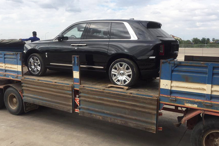 Chiếc Rolls-Royce Cullinan mới về Campuchia mang màu sơn đen với các điểm nhấn như lưới tản nhiệt và mâm đa chấu kép mạ crôm sáng bóng. Hiện chưa rõ giá xe Rolls-Royce Cullinan tại thị trường Campuchia, so với các nước Đông Nam Á khác, giá xe dao động từ 20 đến 23 tỷ đồng.