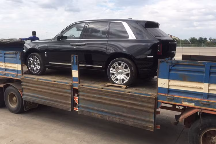 Chiếc Rolls-Royce Cullinan mới về Campuchia mang màu sơn đen với các điểm nhấn như lưới tản nhiệt và mâm đa chấu kép mạ crôm sáng bóng. Hiện chưa rõ giá xe Rolls-Royce Cullinan tại thị trường Campuchia, so với các nước Đông Nam Á khác, giá xe dao động từ 20 đến 23 tỷ đồng.